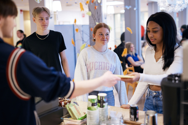Elever handlar fika