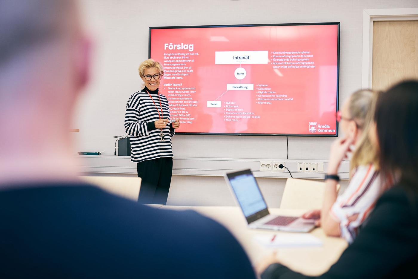 Tjej håller en presentation