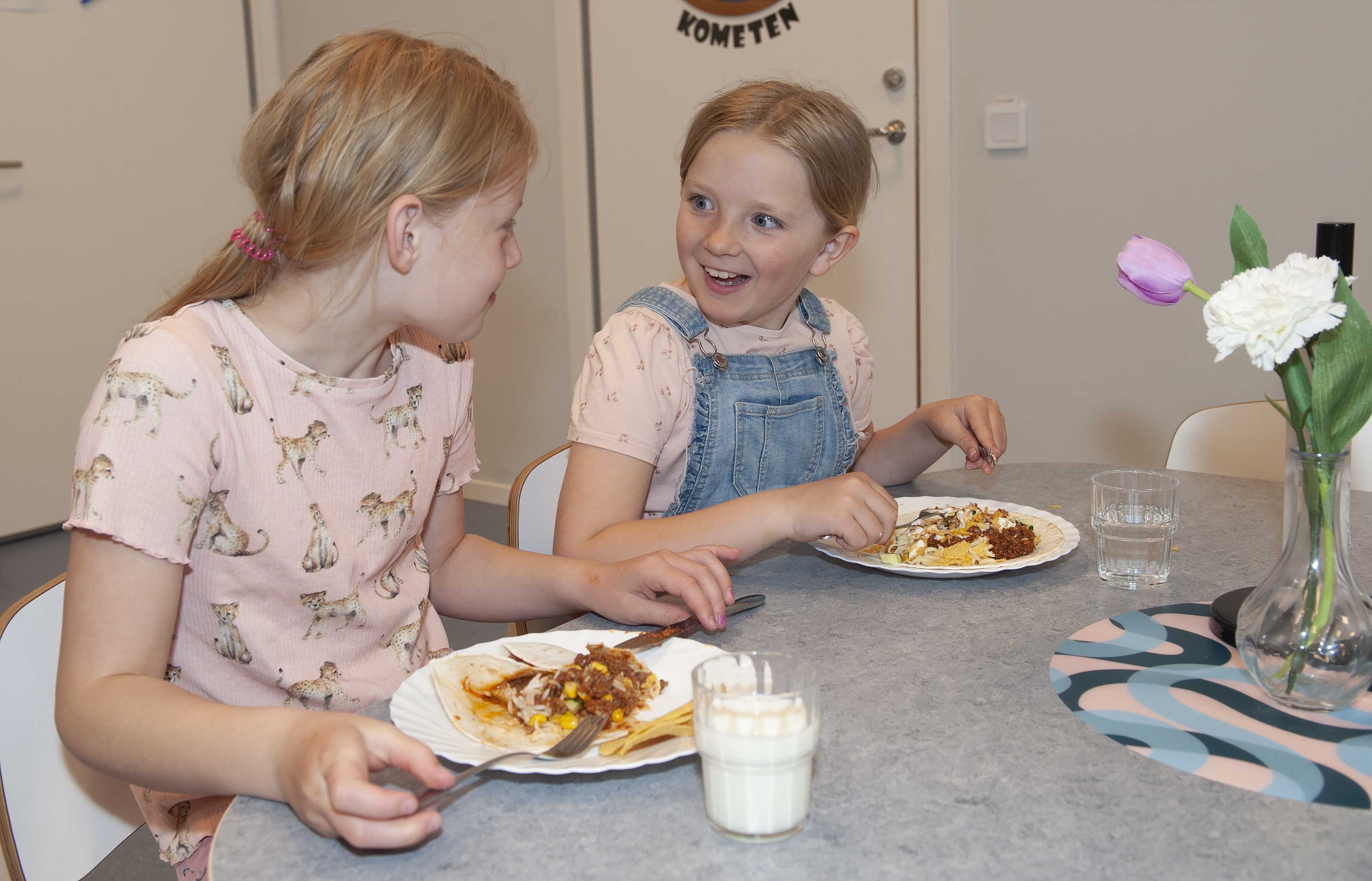 Två barn äter