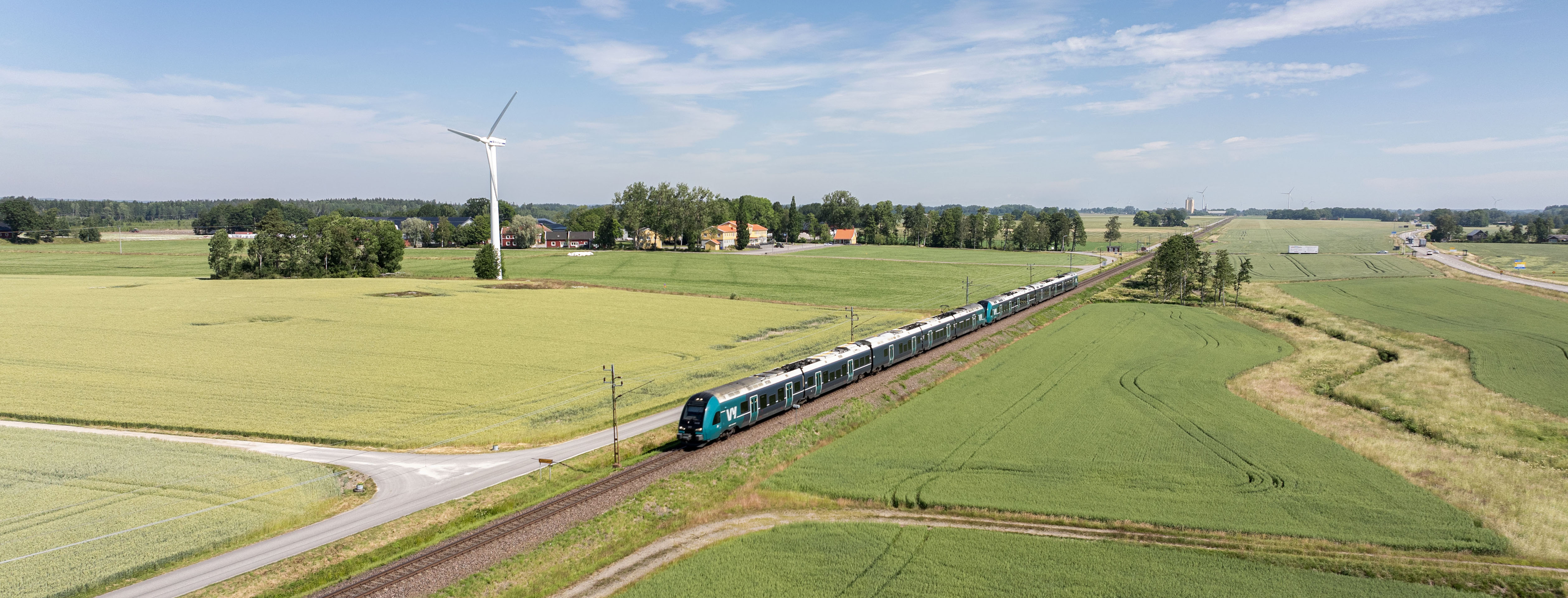 Tåg åker genom fält